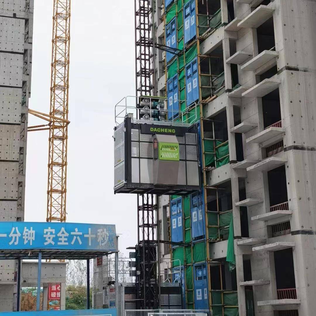 源头直供施工升降机高层建筑工地外挂SC200单柱双笼人货施工电梯