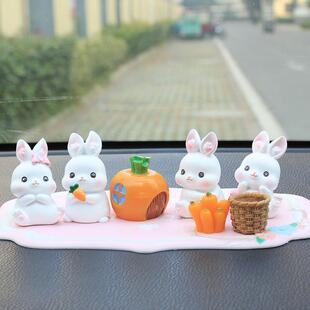 车载创意可爱小白兔迷你汽车摆件个性装饰品车内中控台面女神新款