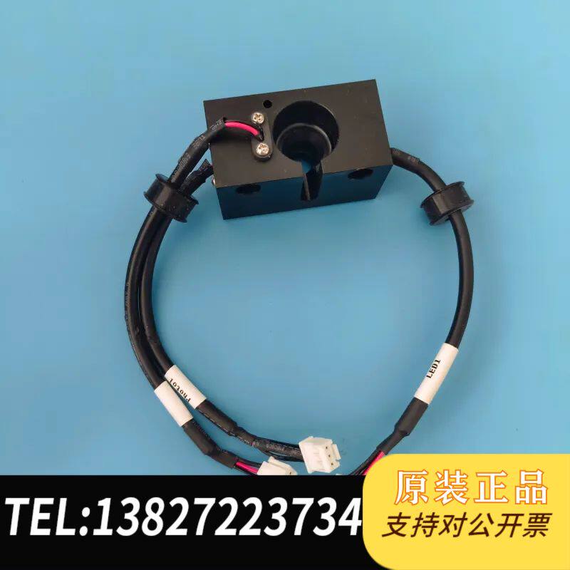 实验室里，我与导师争论了一整夜，他坚持用传统方法，而我执意引