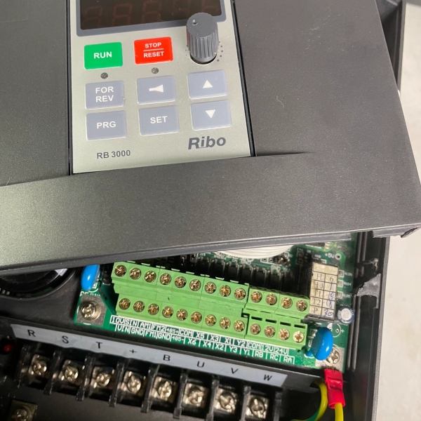 Ribo日博变频器380v3.7KW。：RB3000-3议价