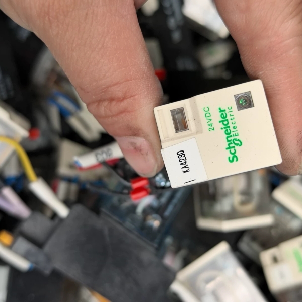 八脚继电器24VDC+底座RXZE1M2C，，询价