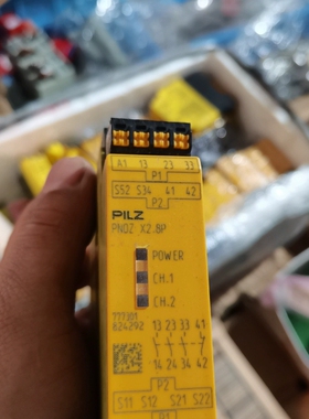 出PILZ皮尔兹黄色交流电源安全继电器，型号X2.8P，全新
