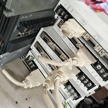 拆机件MR－J2S－CLP01便宜出售了，图片是实物拍摄来的