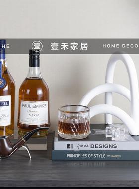 现代简约样板房卧室床头柜装饰品组合摆件洋酒红酒彷真书摄影道具