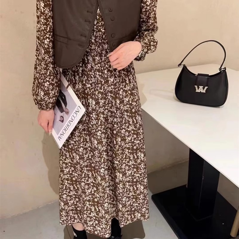 2023年早秋新款法式复古小众马甲披肩两件甜美长袖圆领碎花连衣裙