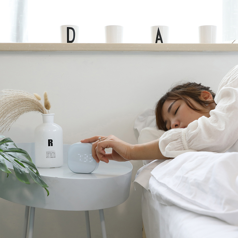 方块迷你小闹钟简约夜光静音床头宿舍学生用多功能电子钟电子闹钟