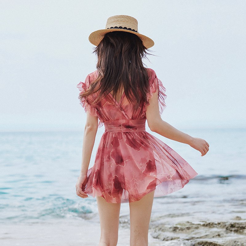 泡温泉情侣泳衣女高级感2025新款超仙大胸保守海边女士绝美游泳衣