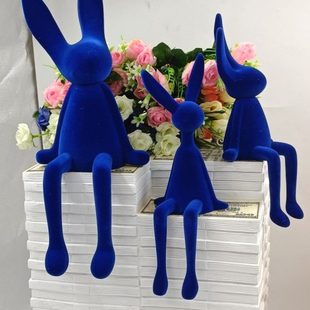 兔年坐姿摆件克莱因兔子植绒摆件乔迁送礼客厅酒店样板间电视柜摆