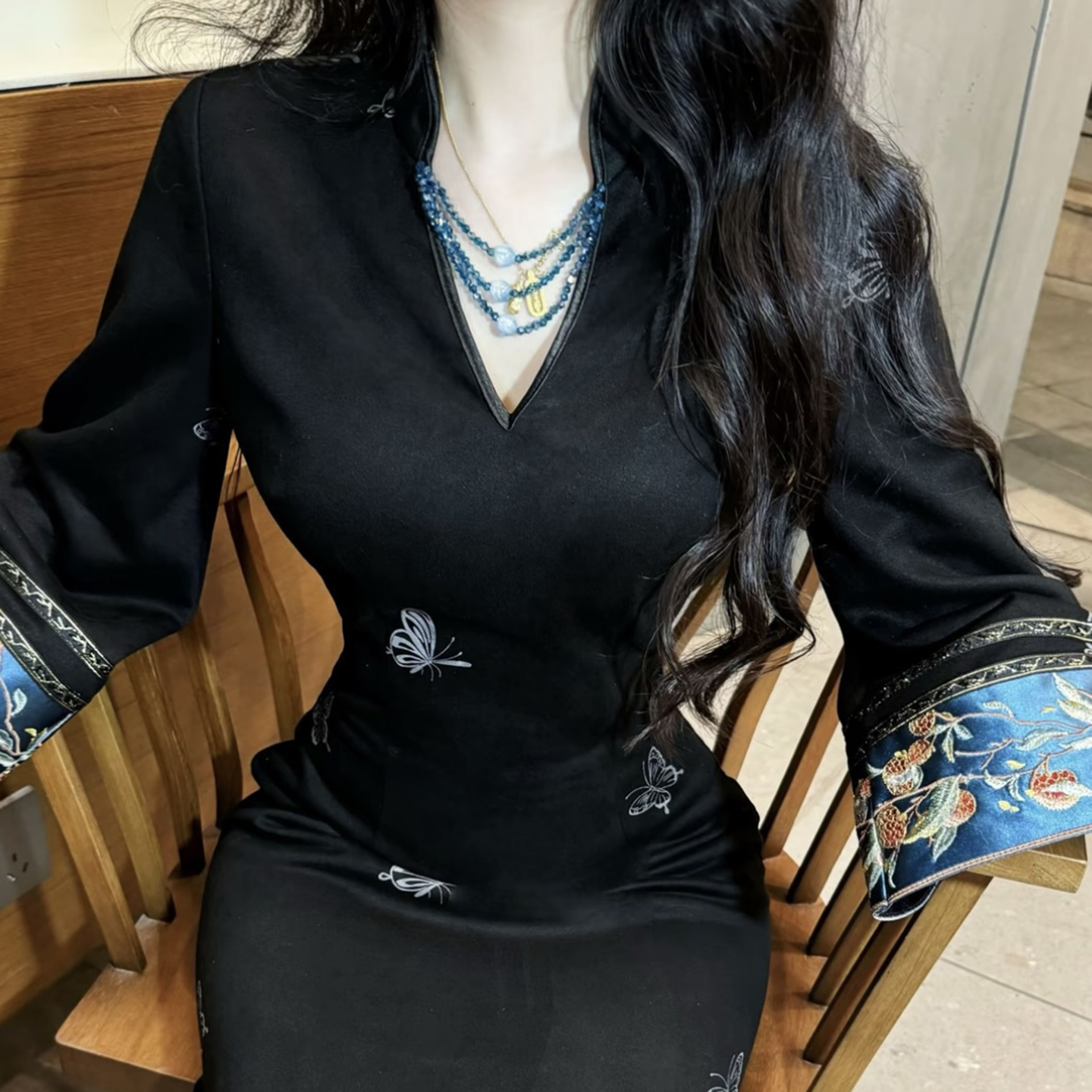 秋冬麂皮绒刺绣珠链旗袍蓝香蝶