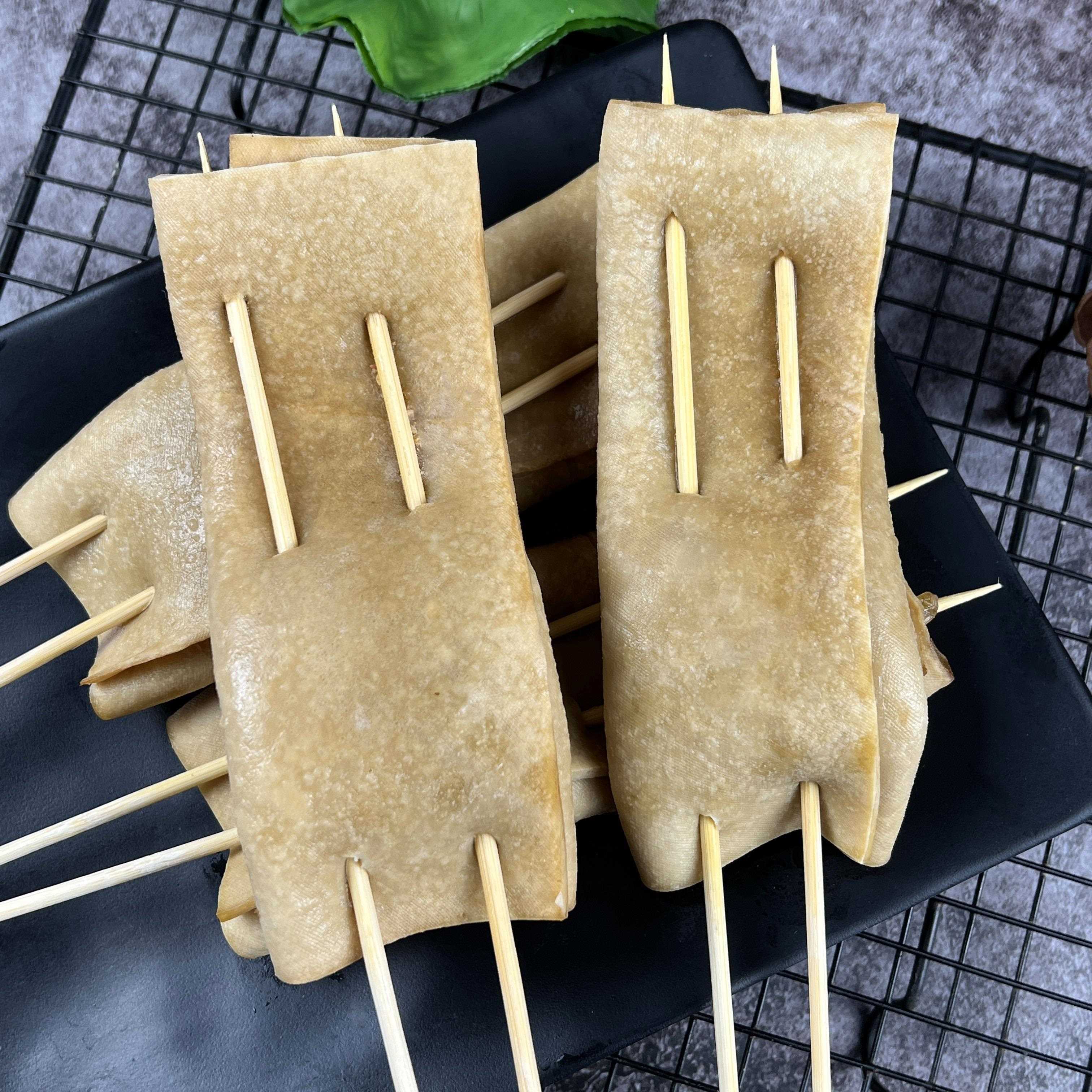 新品烧烤酱心豆干串重庆苕皮包心豆干肉末馅苕皮串油炸豆腐皮半成