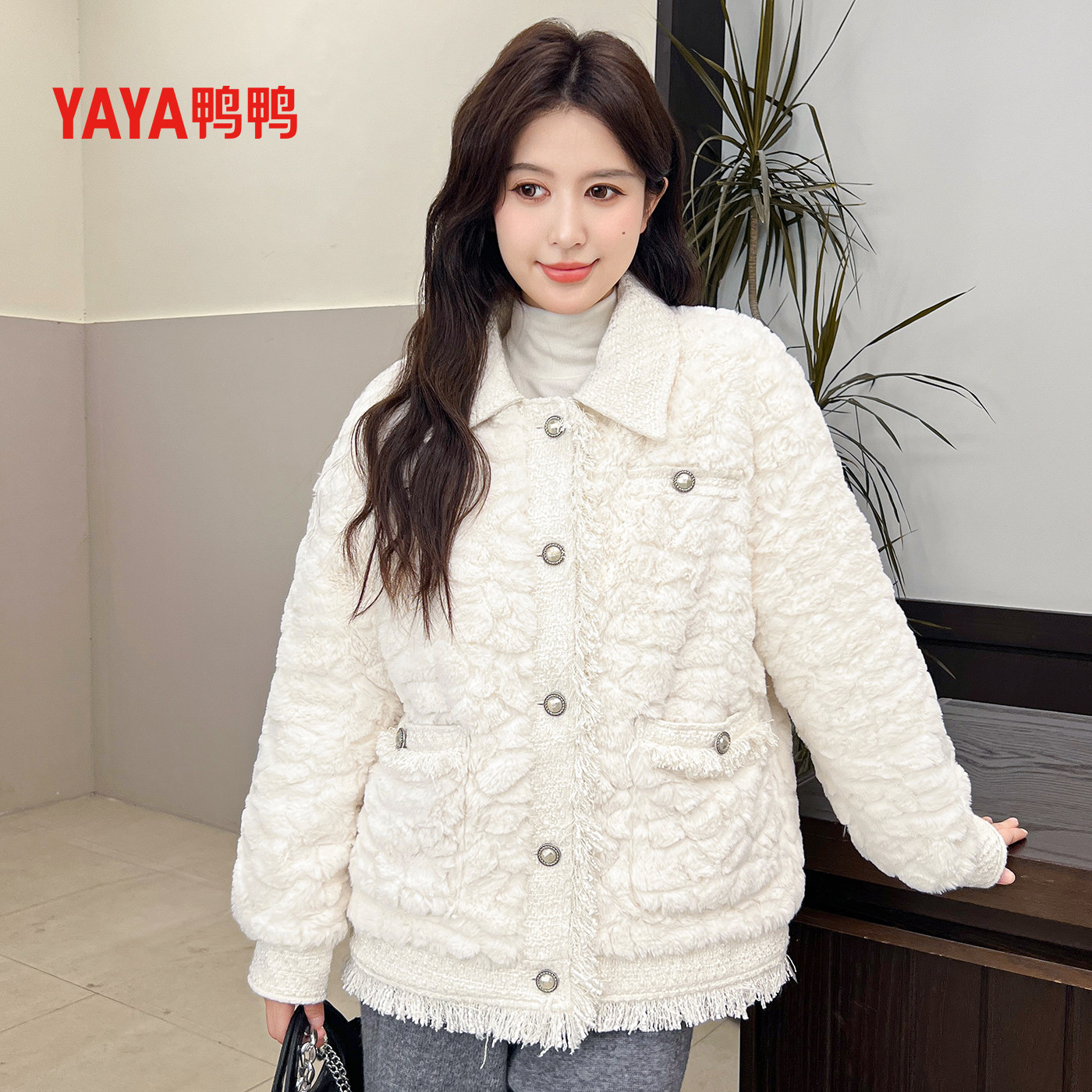 鸭鸭羽绒服女短款羊羔毛拼接外套