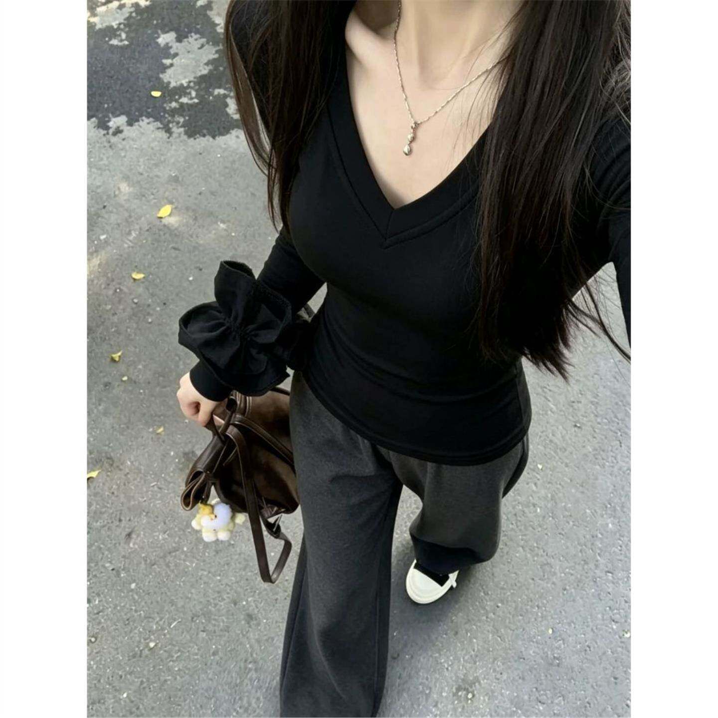 V领长袖t恤女秋季休闲白色古上衣百搭潮流舒适多巴胺修身纯欲