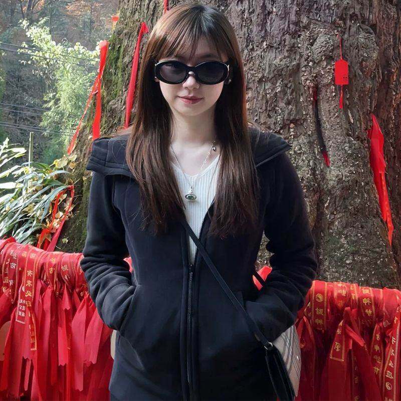 早春薄款卫衣女2026新款春季运动开衫设计感修身小众正肩连帽外套