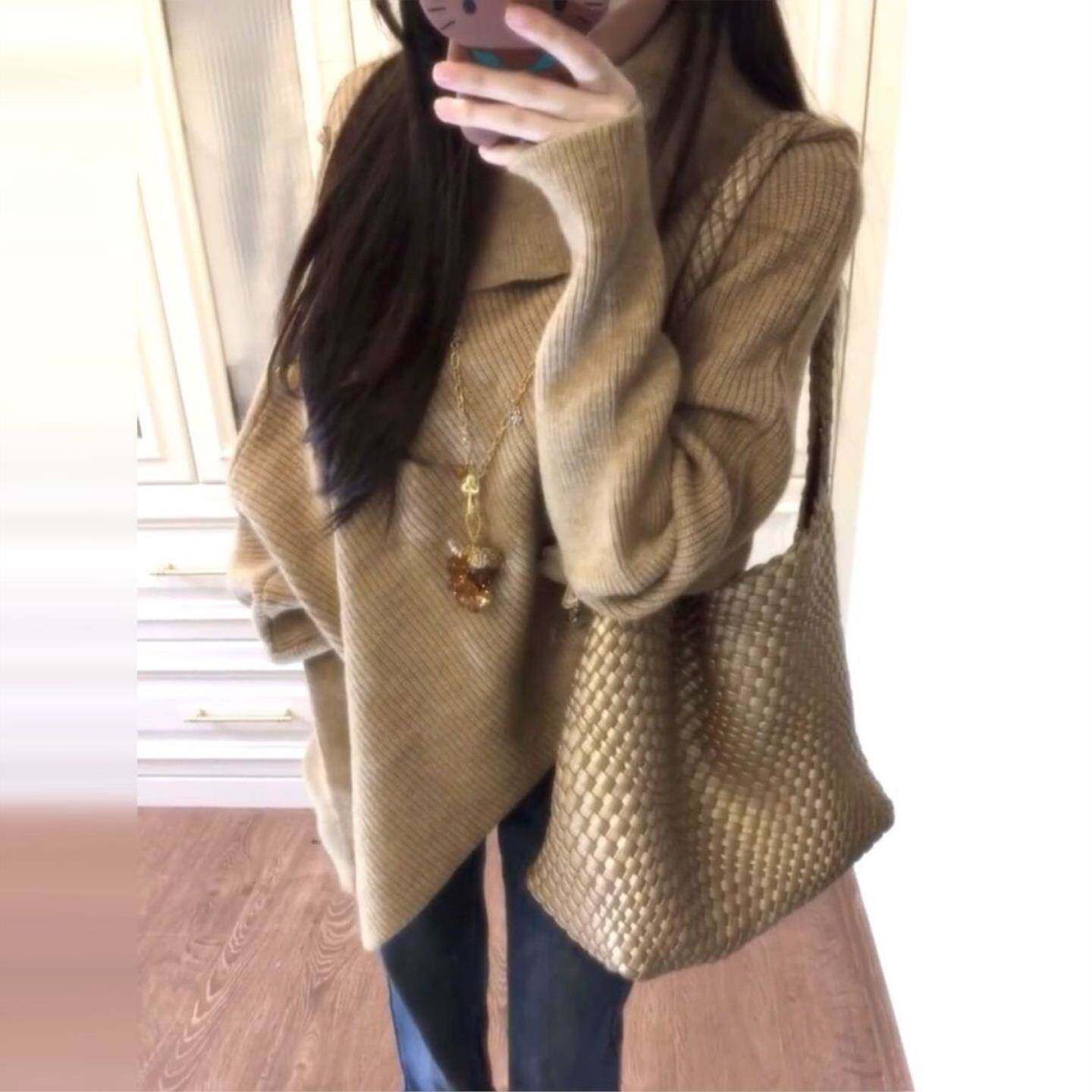 设计感高领毛衣女秋冬新款宽松不规则小众蝙蝠袖斗篷上衣