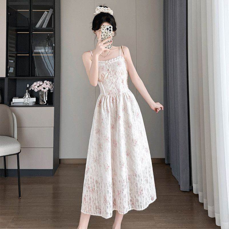 温柔碎花吊带连衣裙女显瘦百搭超仙小个子出片修身显瘦小清新裙子