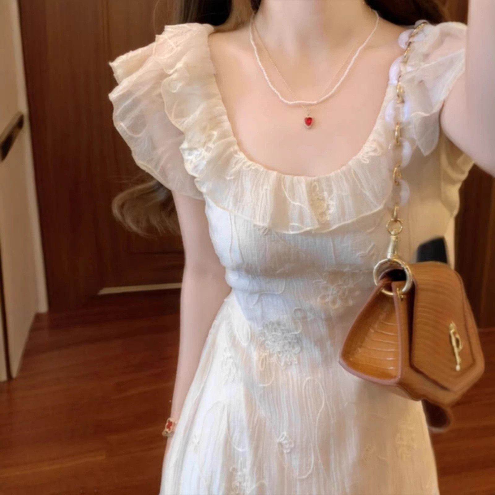 2026新款海边度假杏色小飞袖吊带连衣裙子女夏季小个子超好看长裙