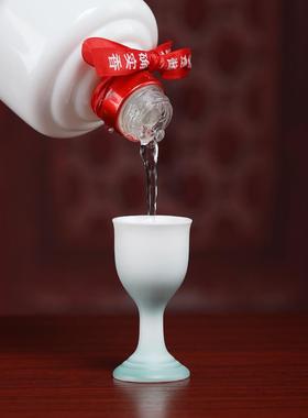 陶瓷高脚杯为财神，在佛前为财神的家庭雕像，酒杯为财神，茶杯为