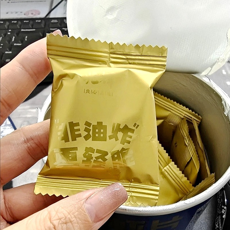 新货兆辉鲜虾片酥脆饼干虾饼145g罐装即食解馋健康休闲零食独立小