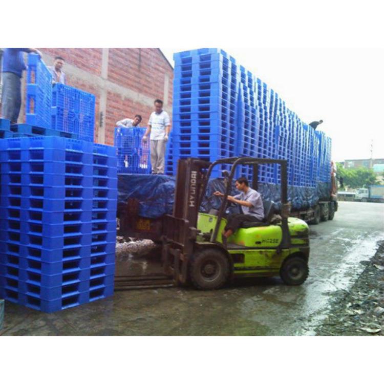 平板九脚托盘仓库仓储堆放四面进叉PE材质物流运输单面塑料垫板