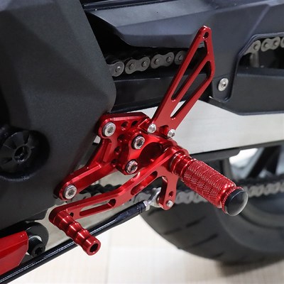 适用钱江赛600SRK600贝纳利黄龙TNT600i改装升高后移脚踏板总成