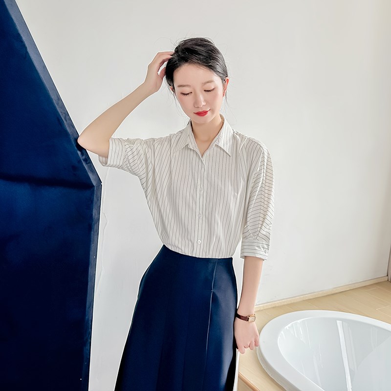 法式黑白条纹中袖衬衫女夏款休闲宽松职场轻熟风抗皱短袖气质上衣