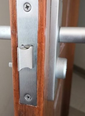 卧室房门锁体恒大地产工程用金色孔距110130孔室内门锁5050双舌锁