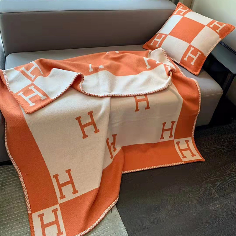 高端版3斤沙发抱枕靠垫H字母家羊毛毯羊绒披肩盖毯空调被午睡枕头