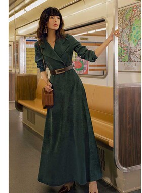 威涵纪法式复古连衣裙女秋冬灯芯绒西装领显瘦收腰气质条绒长裙子