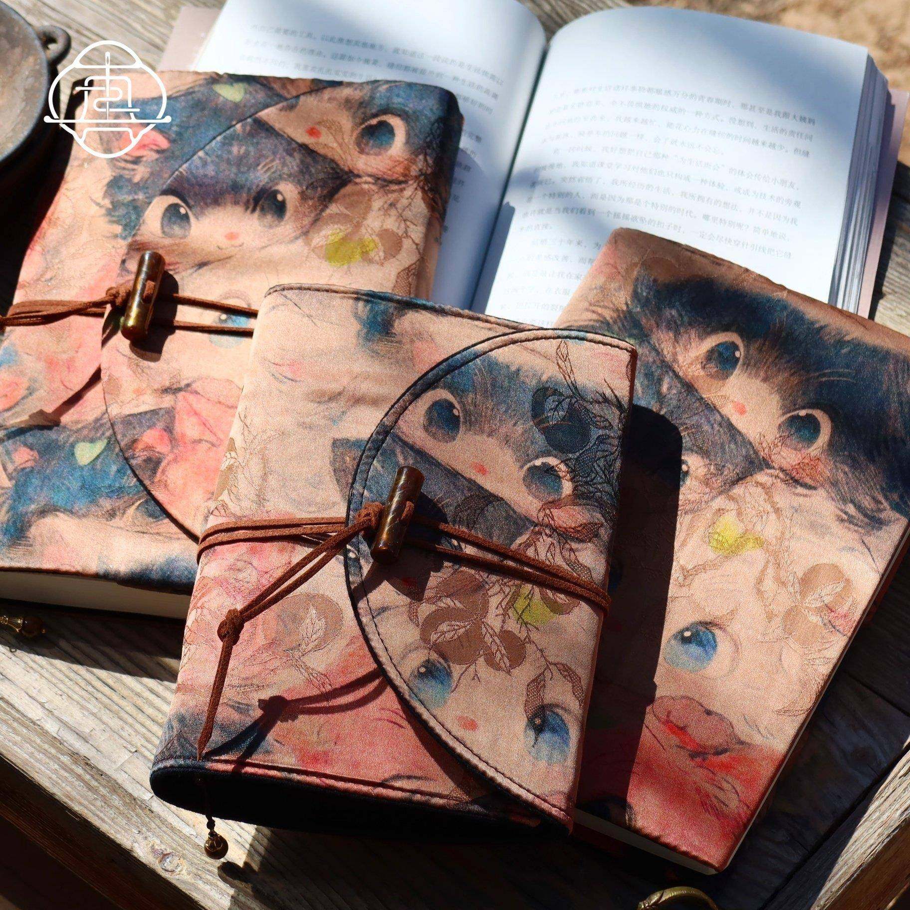 真衣我 叠猫香云纱 非遗桑蚕丝手帐本手猫布书日记本笔记本a5a工6,文具电教/文化用品/商务用品,手帐/日程本/计划本,淘宝优惠券,粉丝福利购,淘宝优惠卷