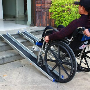 轨伸缩无障碍斜坡铝合金坡道板轮椅便携上下车楼梯台阶踏板