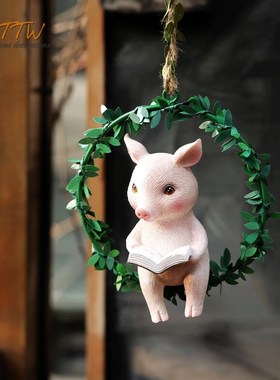 可爱吊环秋千上看书的小粉猪猪花园庭院阳台玄关造景挂饰摆件