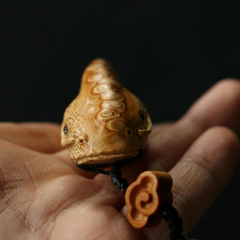 精品名家刘卫强纯手工精雕小鲶鱼手把件寓意《年年有余》竹根雕件