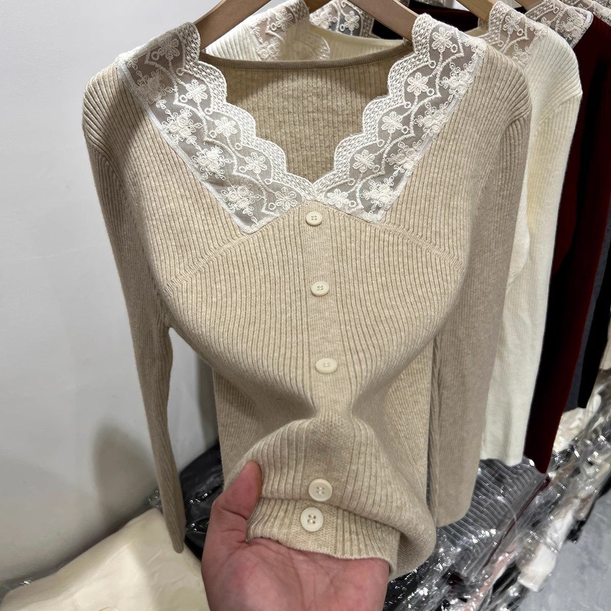 法式蕾丝拼接V领长袖针织衫女秋冬毛衣洋气独特别致内搭打底上衣,女装/女士精品,毛针织衫,淘宝优惠券,粉丝福利购,淘宝优惠卷