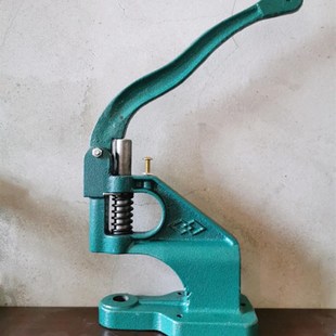 模具工具 高密度摔不坏打扣机鸡眼四合扣手压机手工气眼铆钉机安装