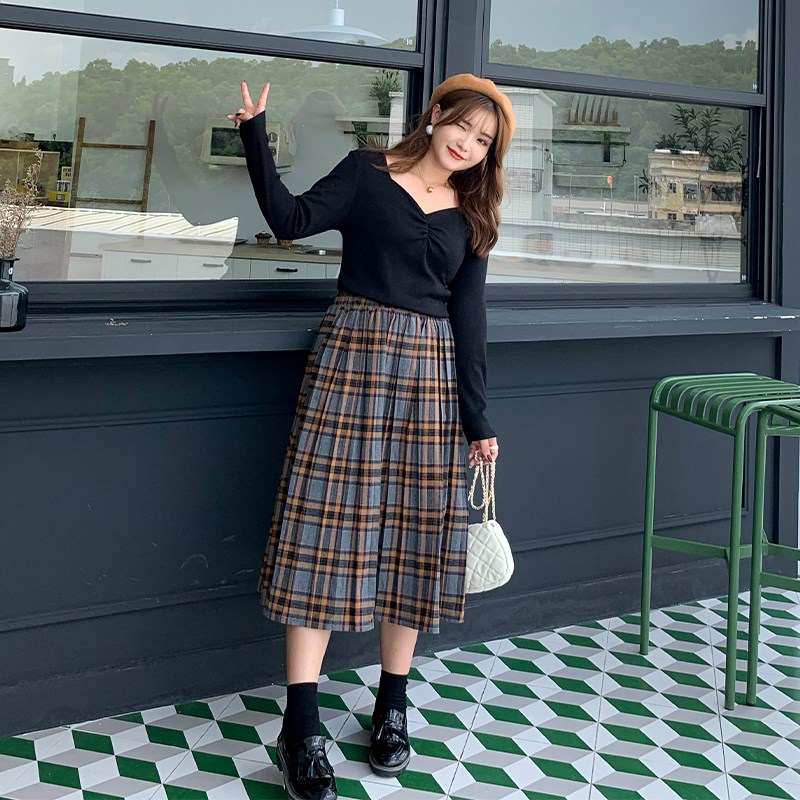 大码女装200斤胖mm秋冬复古简约桃心领甜美打底针织衫上衣7005。