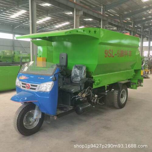 养殖场全自动喂料机三轮草料饲料投料车新款电动牛羊撒料车