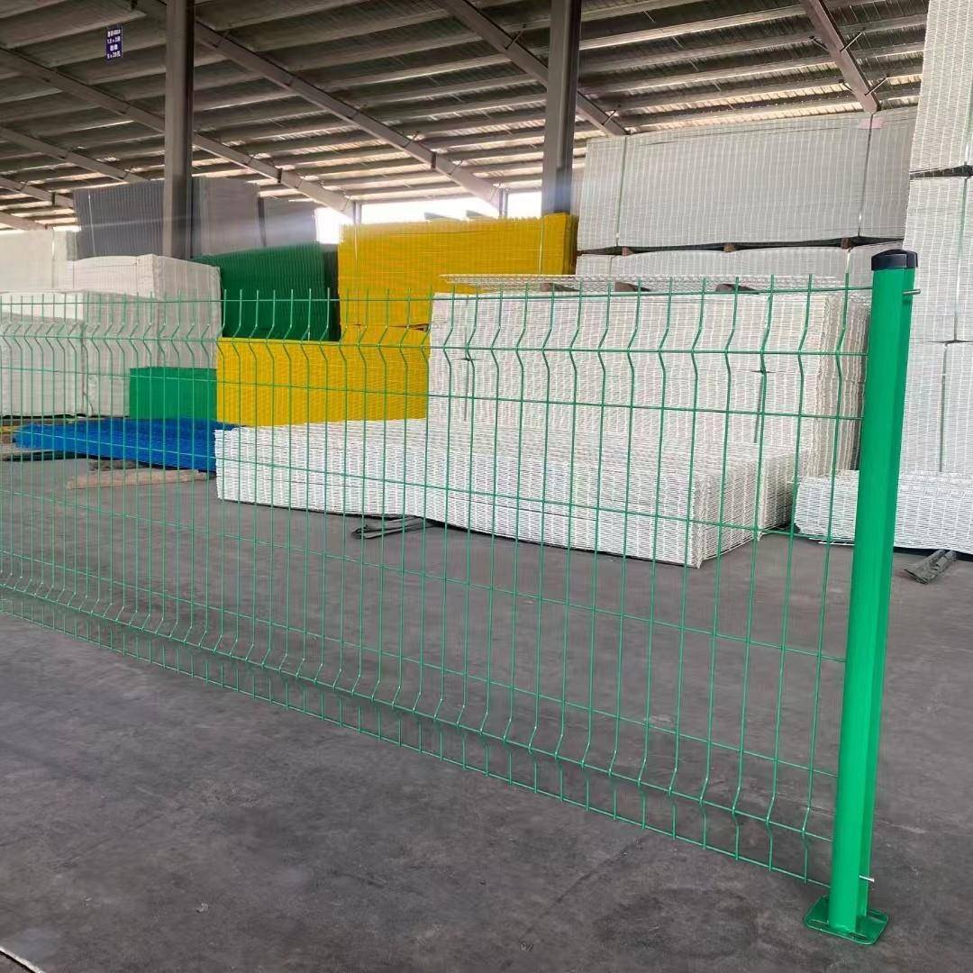 桃型柱护栏网圈地隔离铁丝网公路铁路围栏户外围墙隔离护栏网