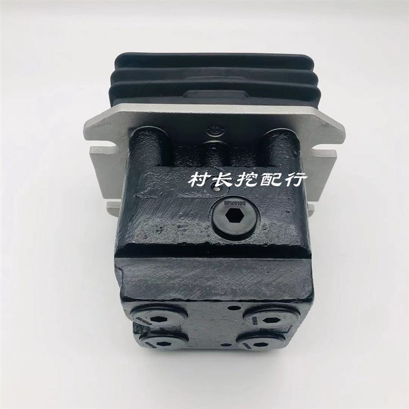 神钢sk0  210 0 20  0-8超8行走脚踏踏板总成