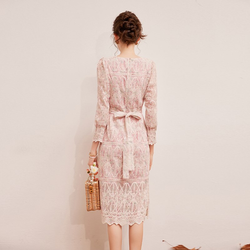 白鹿语时尚优雅绣花工艺裙子2024秋新款圆领收腰修身长袖连衣裙