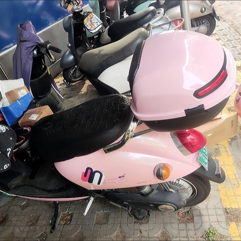 适用雅迪M2踏板电动车尾箱电瓶车后备箱工具储物箱加厚防抖后尾架