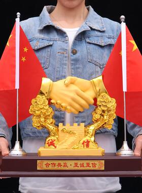 合作共赢摆件诚信握手新公司办公桌会议室高端大气招财红旗装饰品