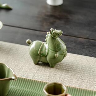 青瓷竹绿釉耀州窑仿唐代飒露紫橄榄青釉小绿马可爱茶宠摆件中式