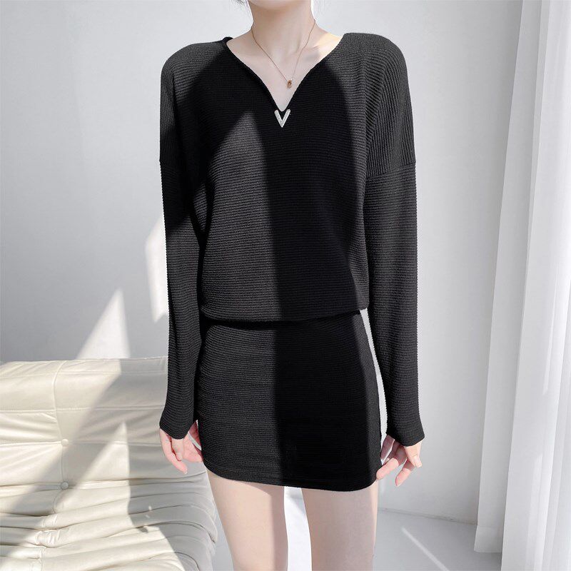 秋冬连衣裙2024新款v领性感修身针织毛衣女大码蝙蝠袖包臀打底裙