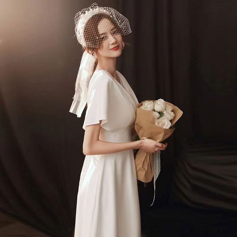 大码轻婚纱2023新款缎面新娘迎宾白色礼服V领旅拍婚纱简约显瘦