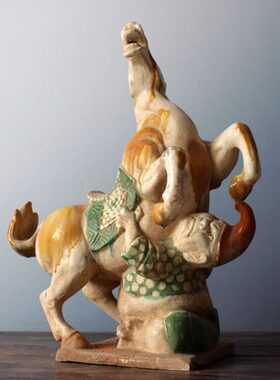 唐三彩陶瓷马踏匈奴摆件复古家居客厅装饰品仿古复制古玩收藏艺术