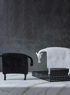 现北欧创意黑白盔甲马牛卡通树脂工艺品摆件家居样板房酒店饰品