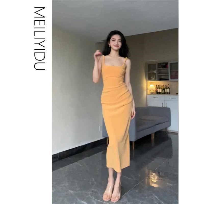 新款夏日方领黄色无袖吊带连衣裙女法式气质褶皱修身包臀长裙子