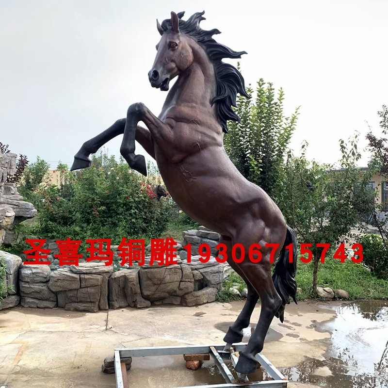 大型室内铜马雕塑定制引流战马玻璃钢仿真马抬腿马奔马八骏马景观