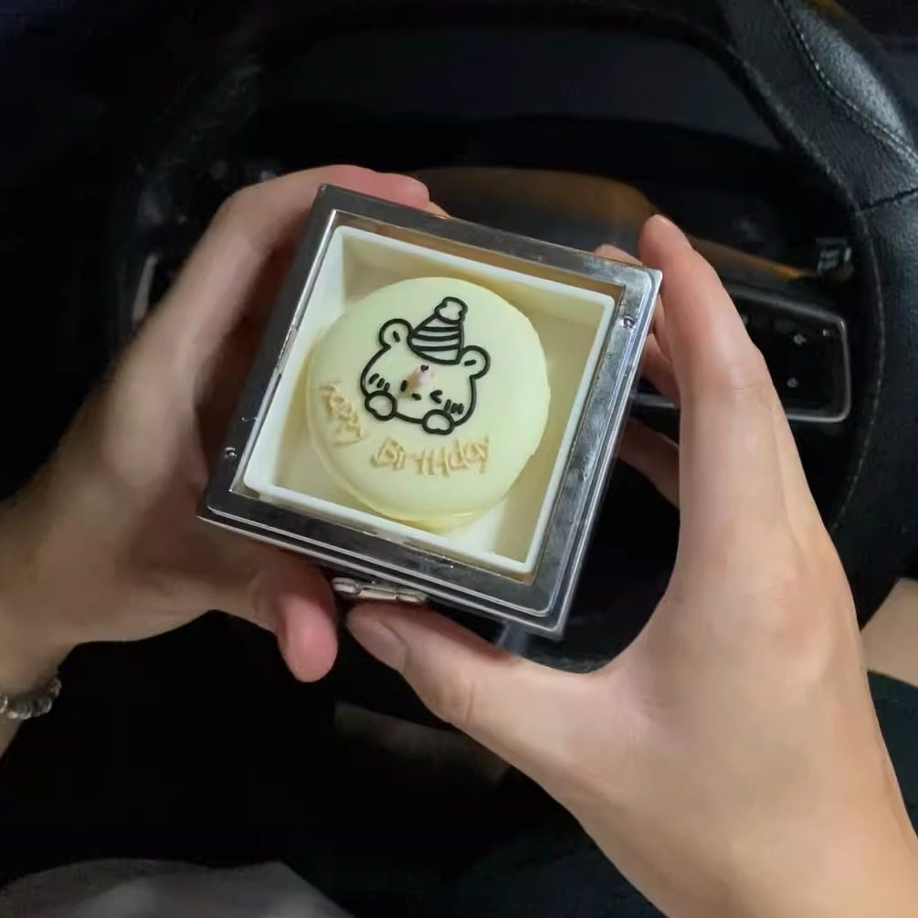 小熊蛋糕翻转惊喜戒指盒生日礼物送女友圣诞表白求婚礼盒自动翻转