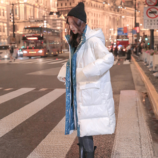 白色羽绒棉服女过膝中长款2023冬季新款撞色棉衣亮面宽松连帽外套